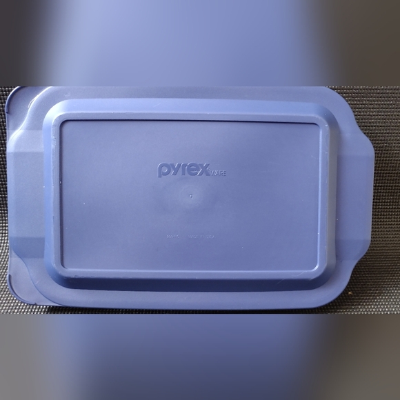 Pyrex Food Storage, clear glass with a blue lid. Made in USA - Picture 3 of 4